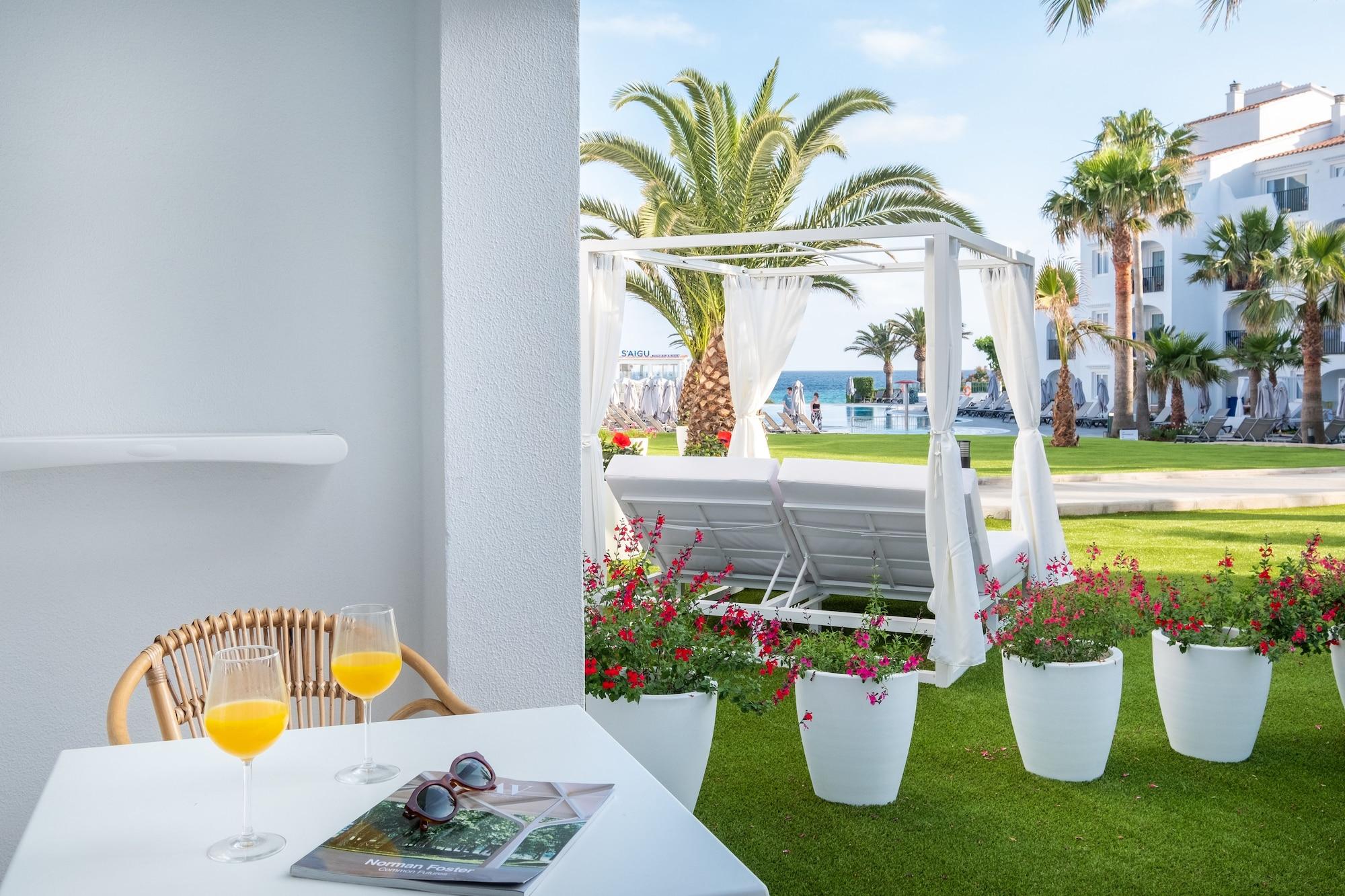 Fergus Style Carema Beach Aparthotel Cala'N Bosch  Exterior photo